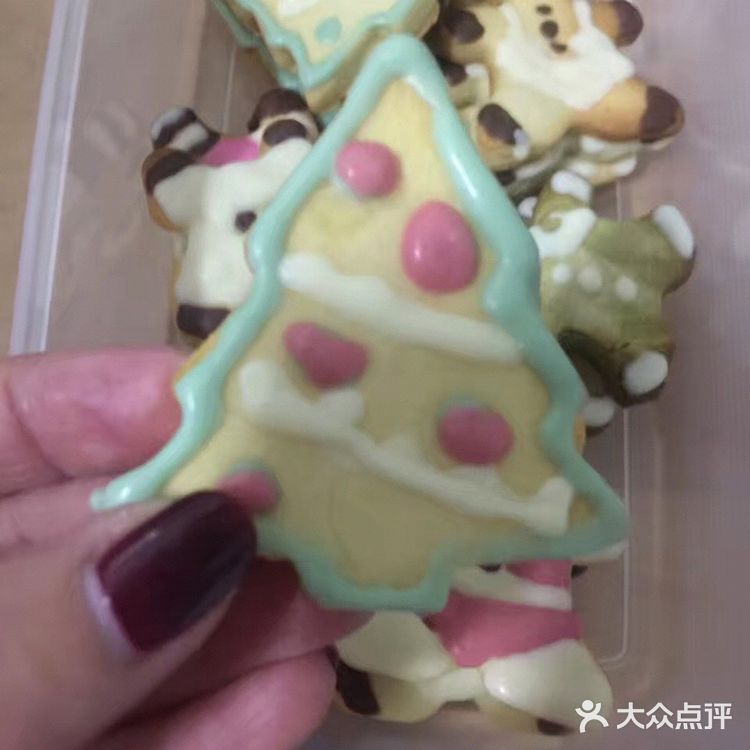 自制姜饼人饼干，很适合圣诞节的气氛！