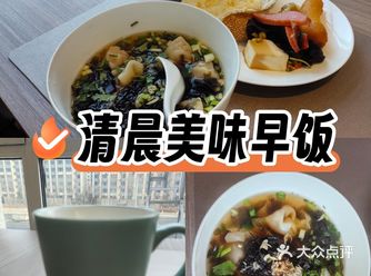 餐厅在二楼，有现包小馄饨，猪肉玉米的