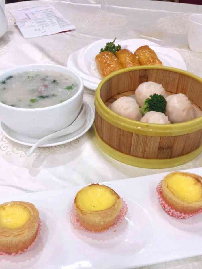 明粤酒家-"位于东山湖公园,内置地面停车场,大厅挑空.