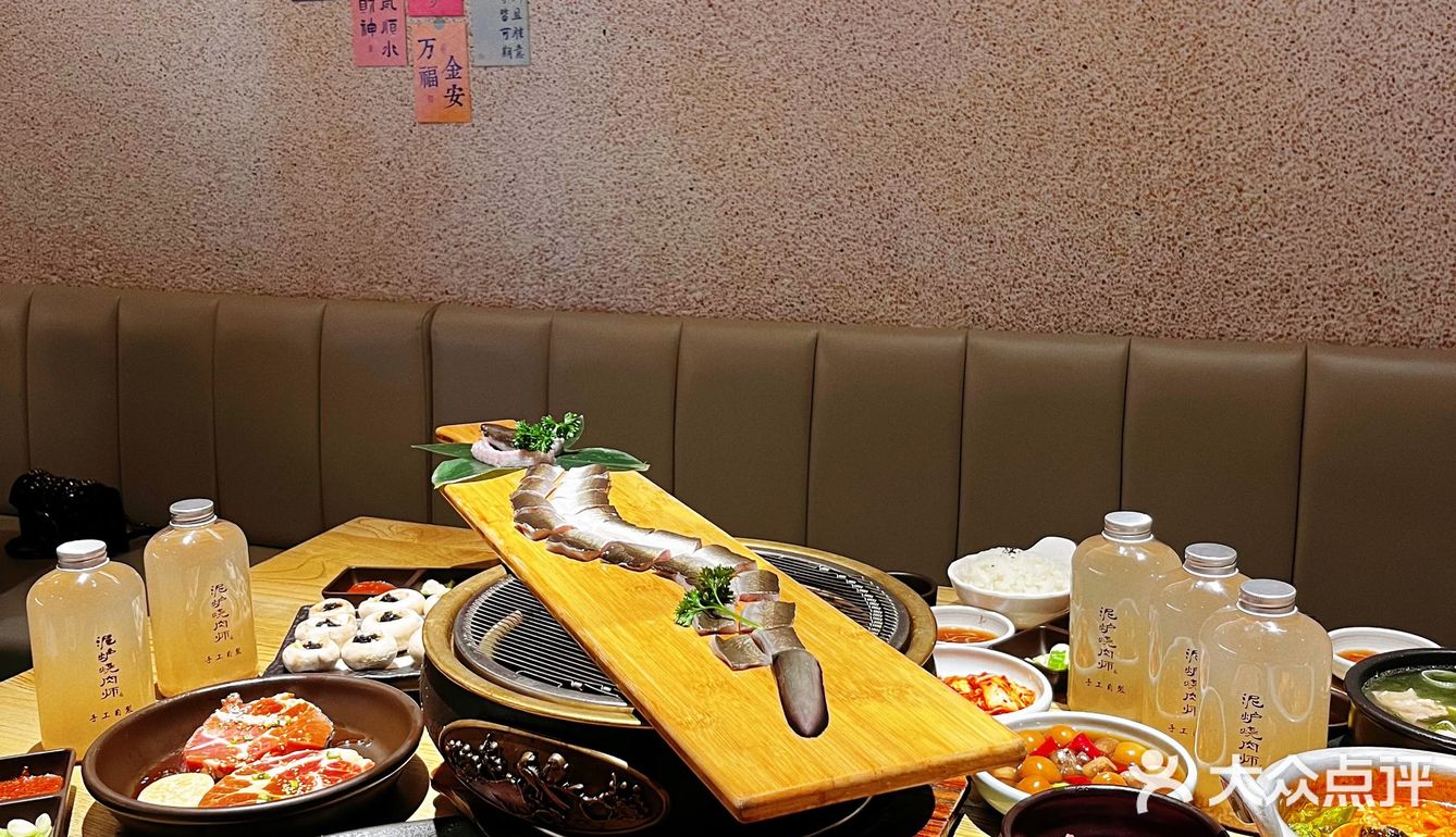 滋滋冒油的烤鳗鱼把隔壁小孩馋哭了 