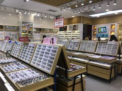 -美式眼镜·授权蔡司.依视路.尼康.豪雅.明月(人民广场店)