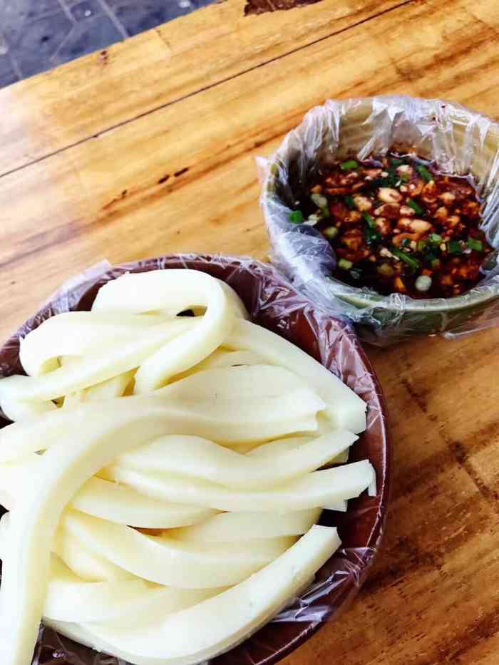 "古镇最有名的特色凉粉,一直排队,有三个摊