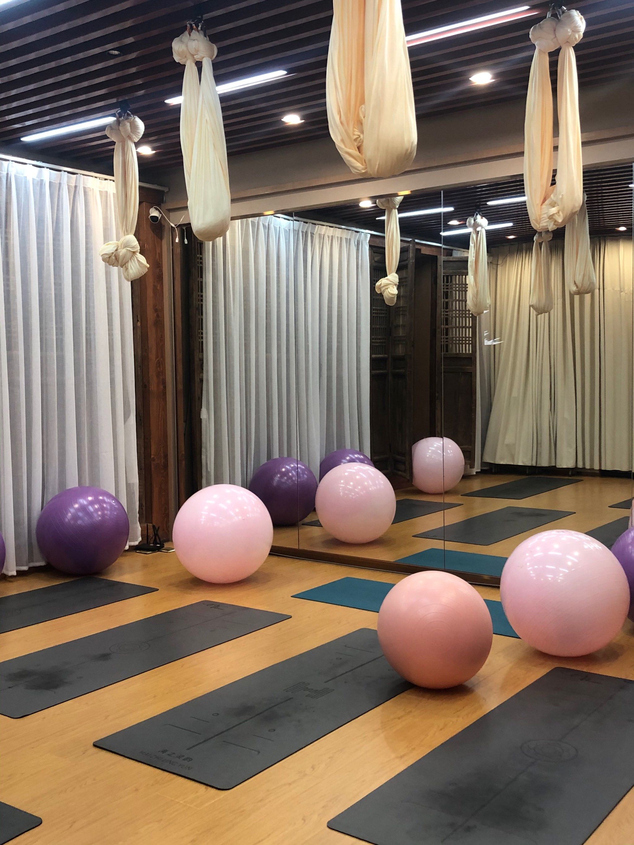小姐妹来上瑜伽课啦,特别选择这个比较有意思的课程,这个球蹦蹦跳跳的