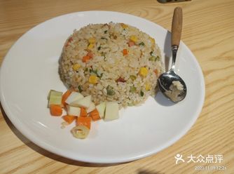 番茄牛腩米线。味道还行，淡淡的… 蛋炒饭看起来挺不错的