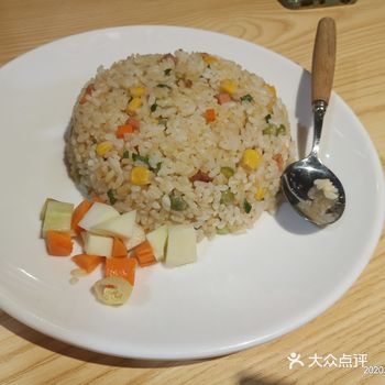 番茄牛腩米线。味道还行,淡淡的… 蛋炒饭看起来挺不错的
