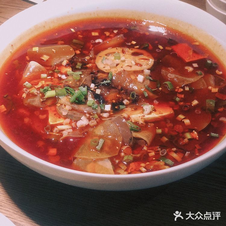 很大一份，看着很红其实只是微辣，辣油很香