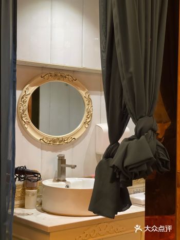 ★*"`'*-.,_,.-*'`"*-.,_☆