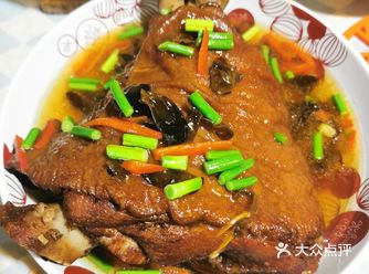 年三十就是要一家人团团圆圆，坐一起吃年夜饭～ 