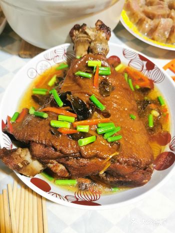 年三十就是要一家人团团圆圆，坐一起吃年夜饭～ 
