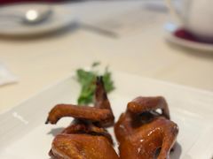 玻璃脆皮乳鸽-利苑酒家(合景国际金融广场店)