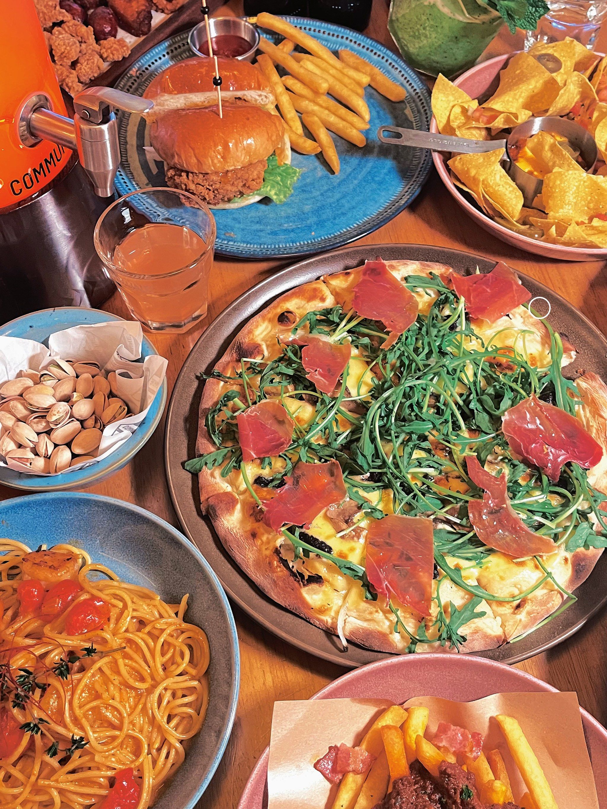 因为它们家周41566晚18:00-24:00 指定鸡尾酒 女士免费畅饮!