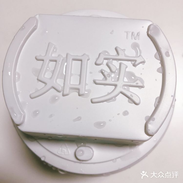 带着好奇心，我去超市买了一个，确实第一口吃下去真的巨酸