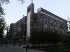 山大教学楼-洪家楼教堂