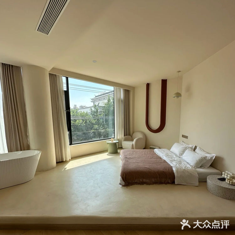 在这个咖啡店看着洱海发半天呆