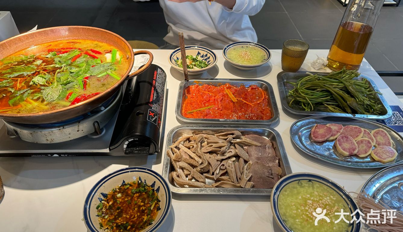 自助小料很齐全，也有自助水果可以吃。0元玩转这座城