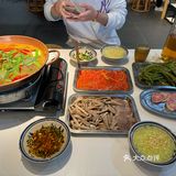 自助小料很齐全，也有自助水果可以吃。0元玩转这座城