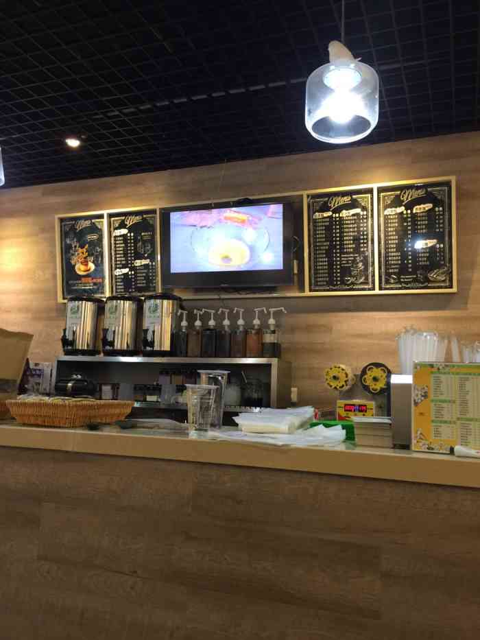 伦家茶铺(东山店)-"晚饭后散步到的这里,旁边在装修,这边也显.