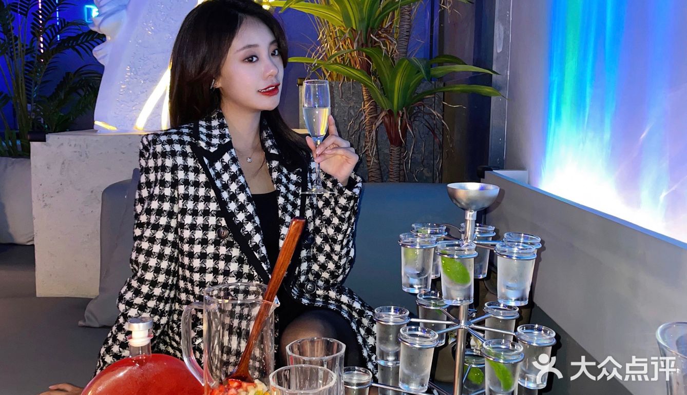 周末微醺解压好去处｜赛博朋克风酒吧