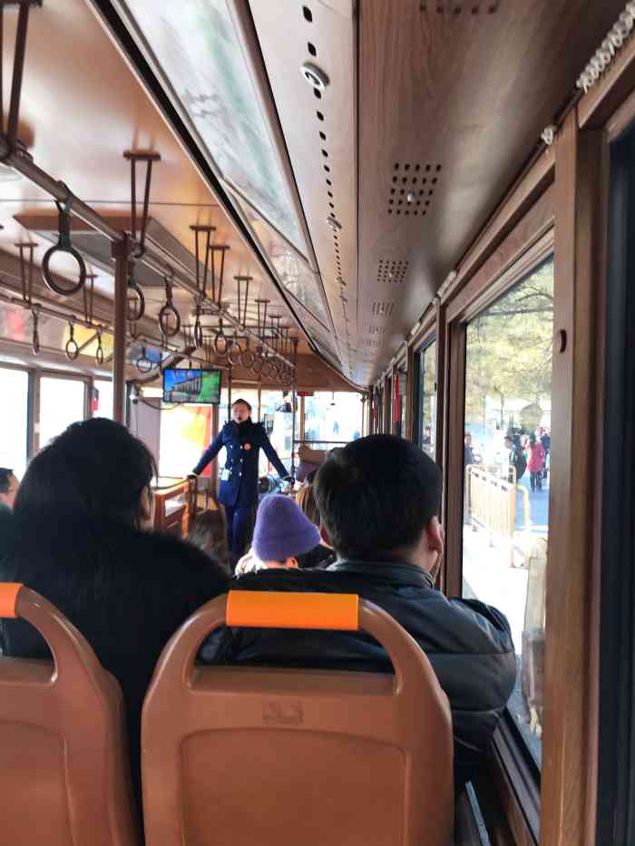 观光公车三号线(公交站)-"巨坑,车上座位都满了,竟然没有任何提示!