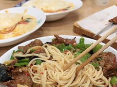 -歹歹的加个面过油肉拌面