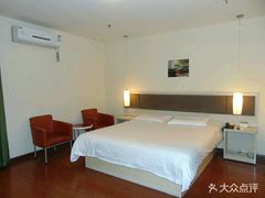 -莫泰酒店(上海虹桥北新泾地铁站天山路店)