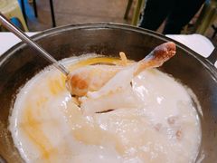 浓厚原只鸡煲花胶汤-鲜入围煮花胶鸡海鲜火锅