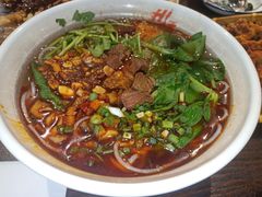 -爆炸头阿姨小四川正宗川味小吃(无任何分店)