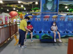 -维佳童话镇演出现场(徐东店)