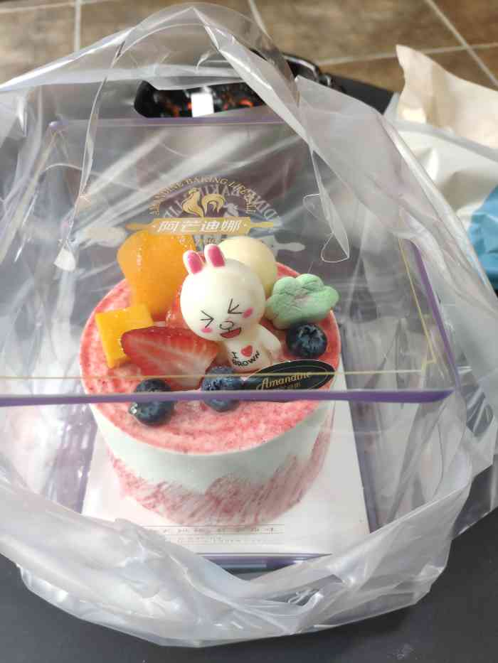 阿芒迪娜(万达店)-"店内服务员态度不好,环境一般.兑换的蛋糕.