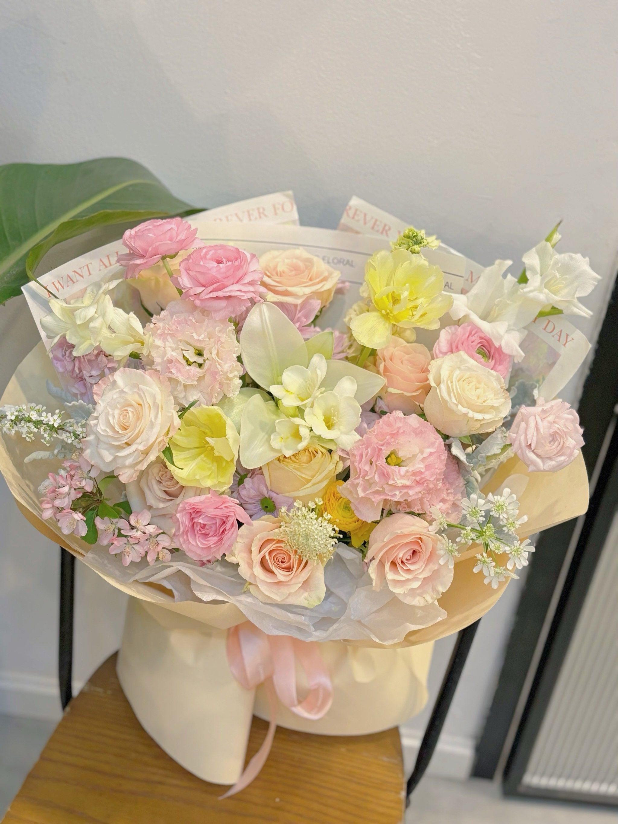 非常明亮的混搭花束,很适合春天