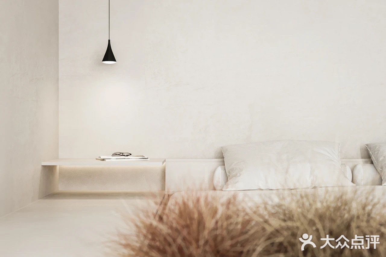 角落处的壁炉以现代简约的姿态呈现 同时也作为独特的背景造型