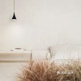 角落处的壁炉以现代简约的姿态呈现 同时也作为独特的背景造型