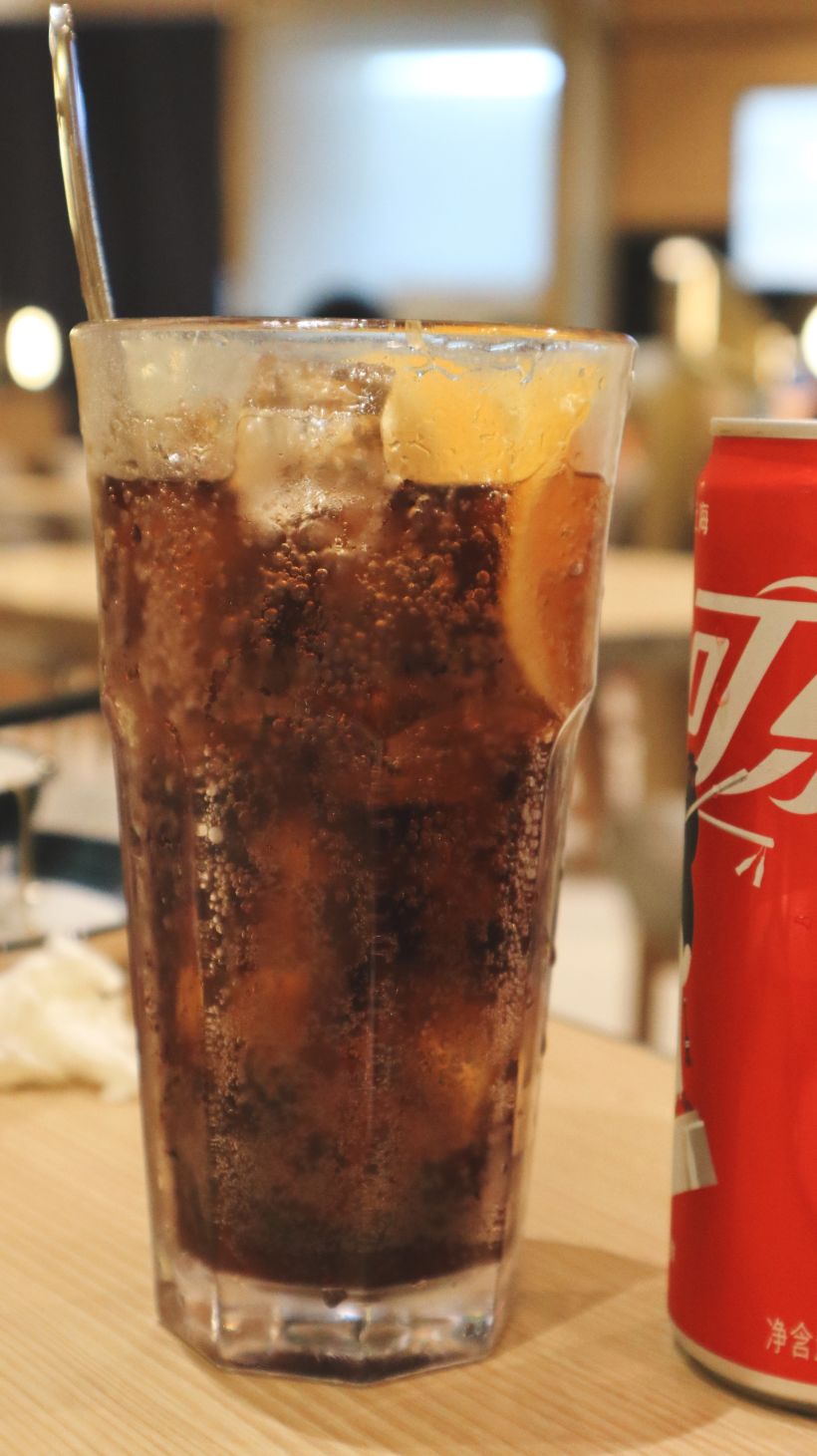 外卖还赠送的可乐这里加几片柠檬和冰块 就要23 哈哈哈默默心疼钱包