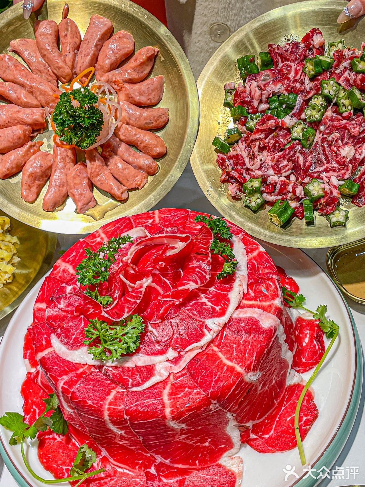 一进门就能看到超大的柜子，里面都是牛肉