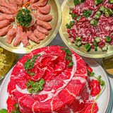 一进门就能看到超大的柜子，里面都是牛肉