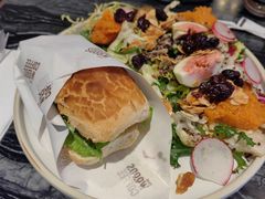 桑葚藜麦沙拉配秘制烤鸡三明治-THE WOODS 简餐 (国贸商城店)