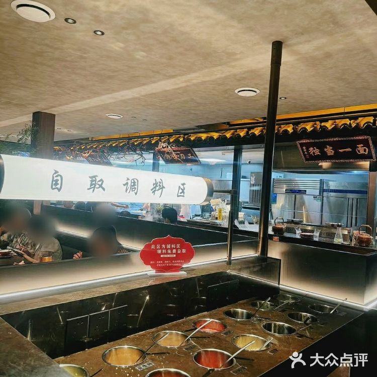 开开心心吃户外烧烤涮肉 