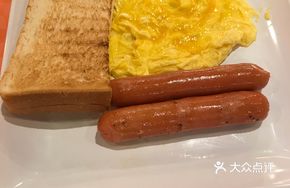 Tender Egg Sausage with Buttered Thick Toast