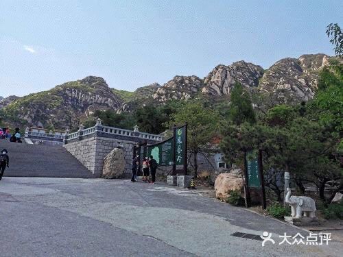 凤凰岭龙泉寺 地理位置： 北边凤凰岭 在海淀的朋友去