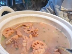 -帅巴人舅母子腊蹄民俗村