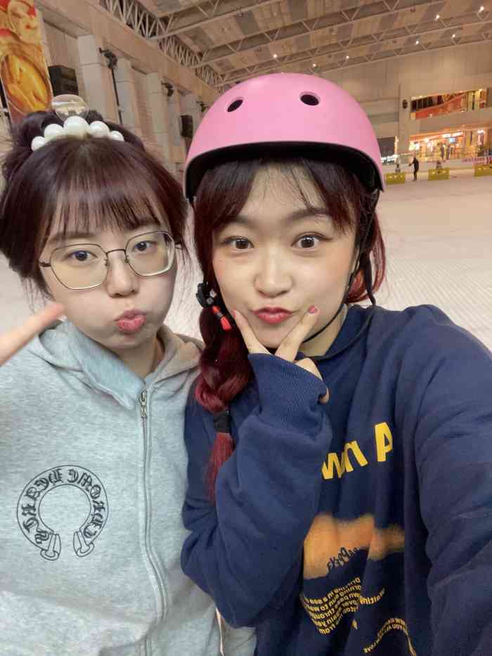 冠军溜冰场(中华城店)-"好玩,但是下午去冰上有水容易摔倒.