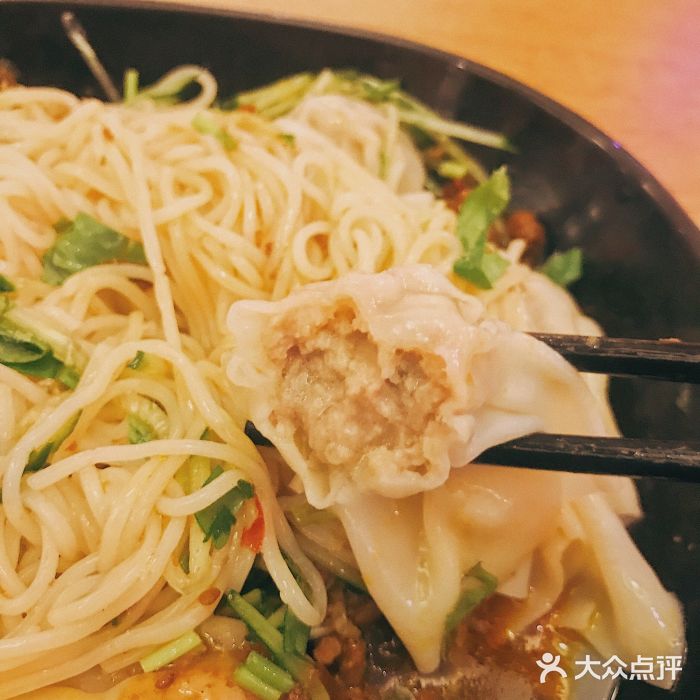 香辣肉酱凉拌云吞面