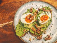 牛油果煮蛋吐司-RAC BAR(安福路店)