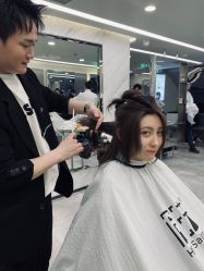 中发-简法造型·品牌形象店