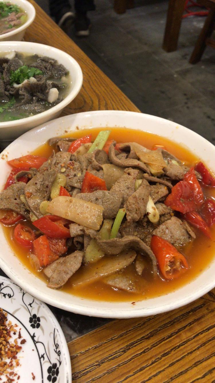 两个人的话再点半斤牛肉,青菜头,之前炒牛肝里有泡菜的时候味道更好