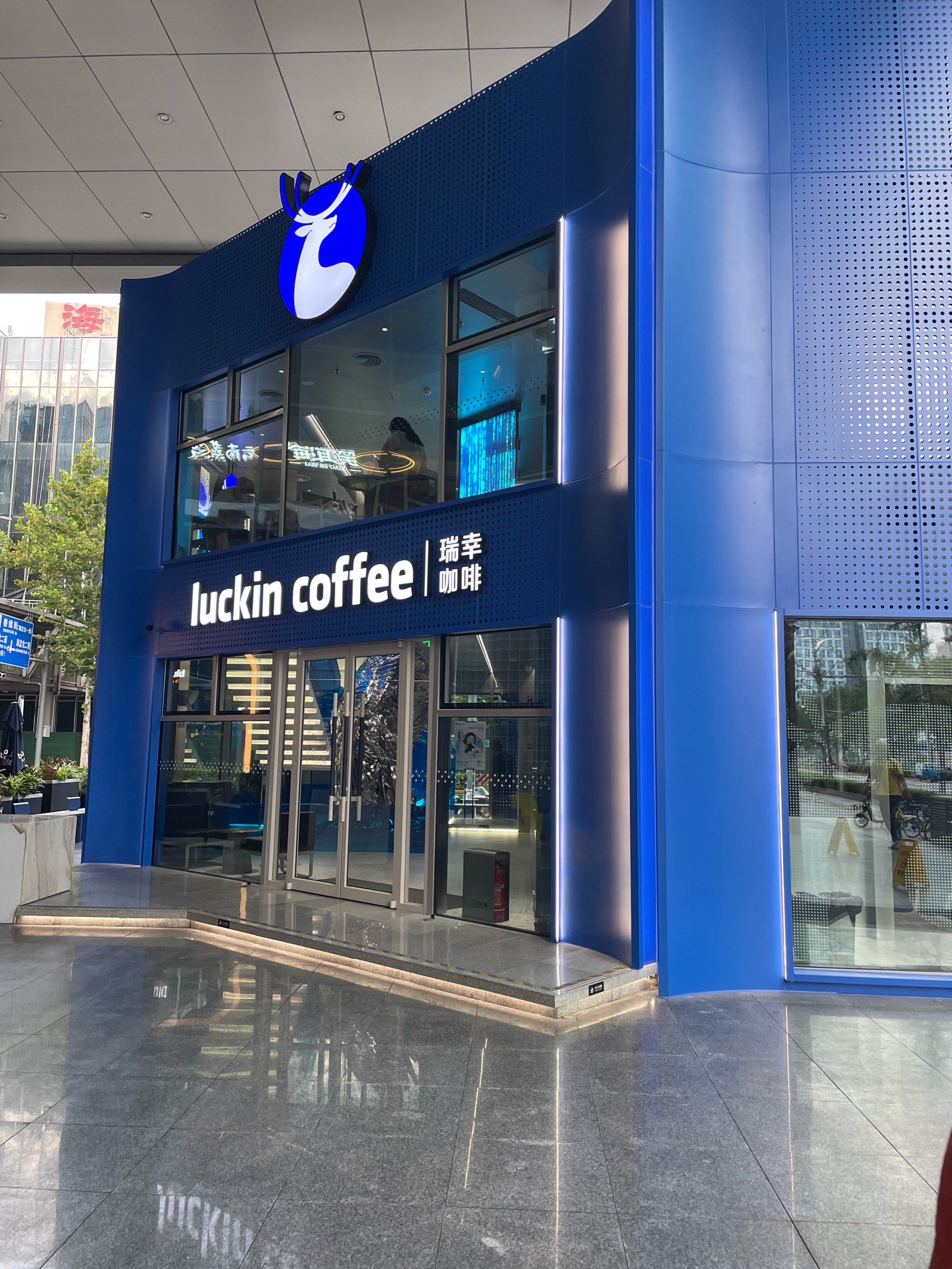 悠闲时刻,来杯luckin coffee