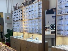 -天空之镜眼镜店蔡司依视路配镜授权零售店(望京颐堤港店)