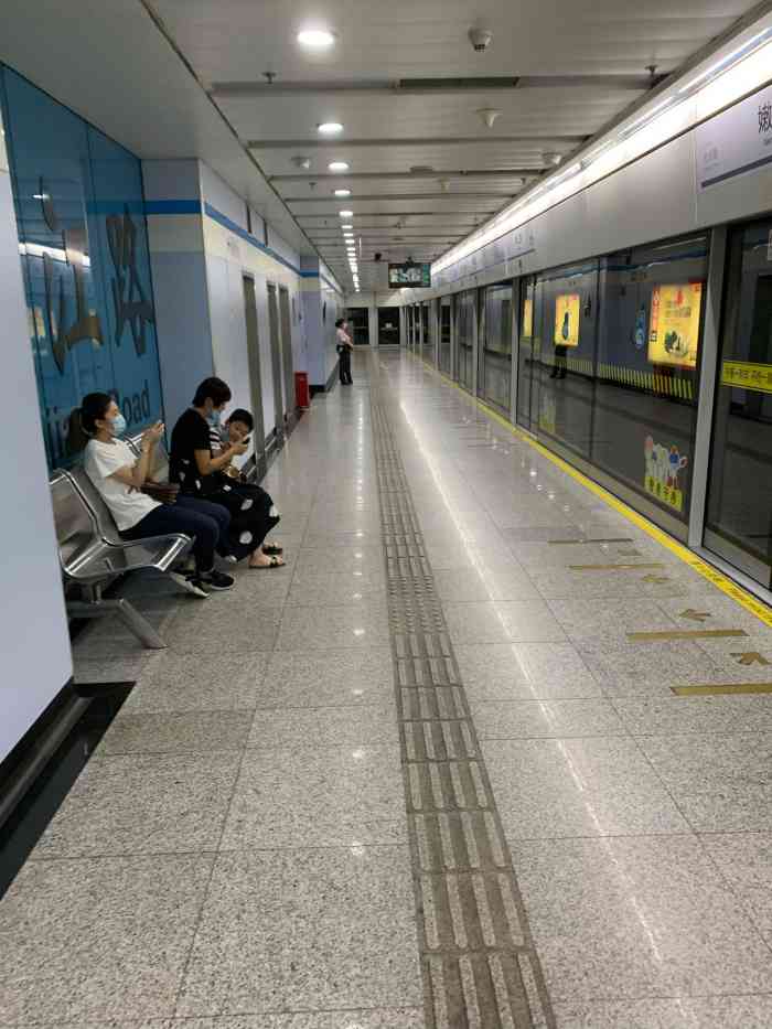 嫩江路(地铁站)-"地铁倒数第二站了,虽然都是末尾几站,但是.