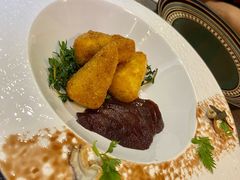 香酥卡门贝尔奶酪配红酒炖梨及腰果-LA CREPERIE BRETONNE布列塔尼法式餐厅(天童北路店)