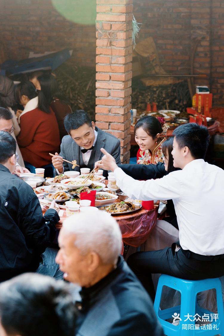 简阳童话婚礼 3月15日 11:35 关注 坝坝宴搂席啦 坝坝宴主题婚礼#简阳